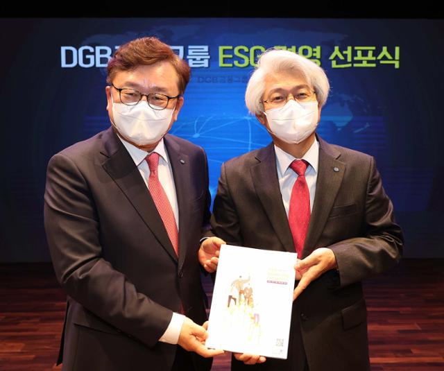 김태오 DGB금융그룹 회장(오른쪽)과 임성훈 DGB대구은행장이 ESG경영 선포식에 참석하고 있다.