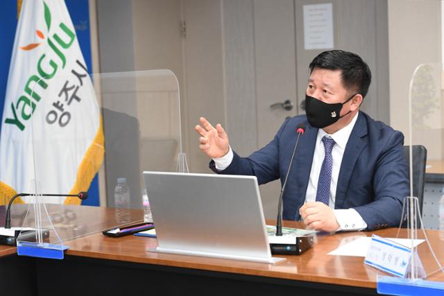 용역 보고회 중 발언하는 정덕영 의장