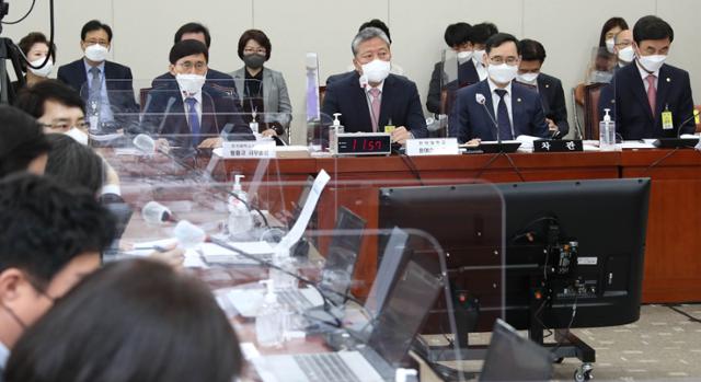 황홍규 한국대학교육협의회 사무총장(왼쪽)이 지난달 6일 서울 여의도 국회 교육위원회에서 열린 '고등교육 위기극복과 재정확충 방안 마련을 위한 공청회'에서 발언하고 있다. 공동취재단