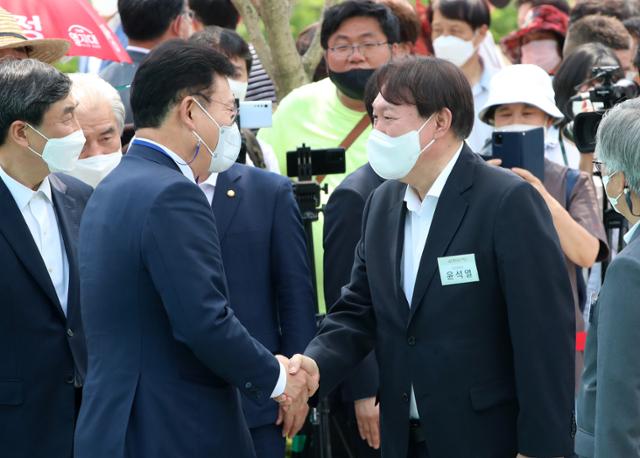 윤석열 전 검찰총장이 9일 서울 중구 남산예장공원에서 열린 독립운동가 우당 이회영 선생 기념관 개관식에 참석해 송영길(왼쪽) 더불어민주당 대표와 인사를 나누고 있다. 뉴스1