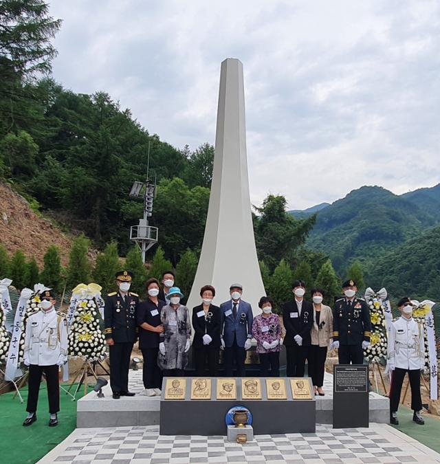 육군 특수전사령부는 10일 충북 영동군 상촌면 물한리 민주지산에서 1998년 순직한 특전장병 6명의 넋을 기리는 추모탑을 제막했다. 영동군 제공