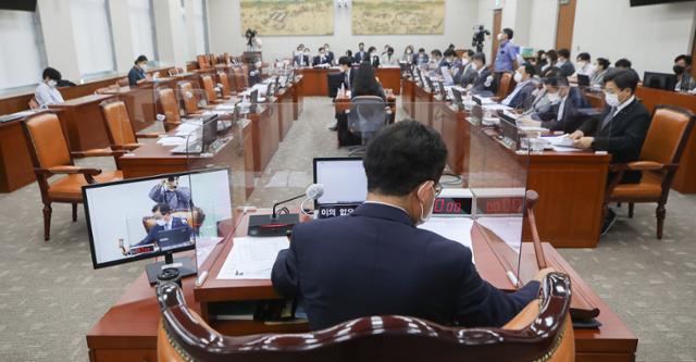 10일 서울 여의도 국회에서 열린 교육위원회 전체회의에서 유기홍(앞쪽) 위원장이 국가교육위원회의 설치 및 운영에 관한 법률안을 통과시키고 있다. 오대근 기자