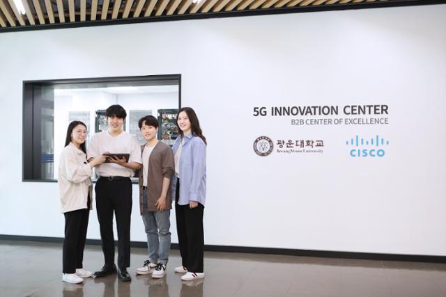 광운대학교의 5G Innovation Center 앞에 선 재학생들