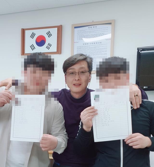 김진호(학교전담경찰관·53)경위가 검정고시를 치른 후 취업을 준비하는 제자들과 함께 기념촬영을 하고 있다. 김민규 기자 whitekmg@hankookilbo.com