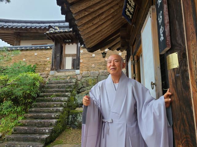 11일 오전 해인총림 방장 원각 스님이 경남 합천 해인사의 퇴설당에서 팔만대장경에 새겨진 부처님의 뜻을 설명하고 있다. 김민호 기자