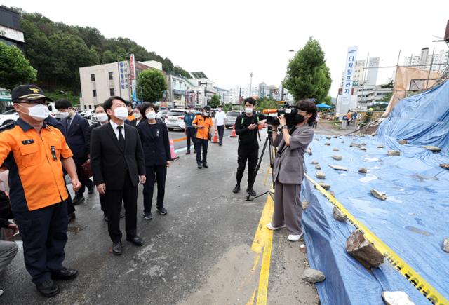 국민의당 안철수 대표가 11일 오전 광주 동구 학동 재개발구역의 철거건물 붕괴참사 현장을 찾아 수습 현황을 설명 듣고 있다. 광주=연합뉴스