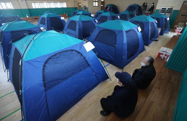 경기 남양주시 다산동 주상 복합 아파트 화재로 인근 도농중학교 체육관에 이재민들이 머물러 있다. 뉴시스