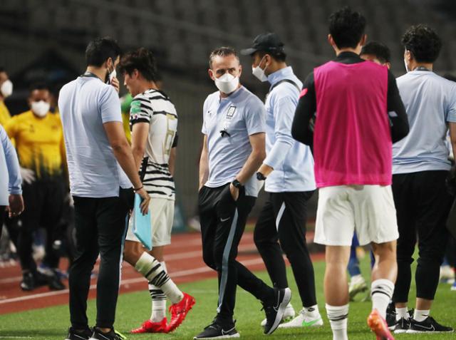 파울루 벤투 축구대표팀 감독이 9일 경기 고양시 고양종합운동장에서 열린 2022 카타르 월드컵 아시아지역 2차 예선 스리랑카와의 경기에서 선수들을 격려하고 있다. 뉴스1