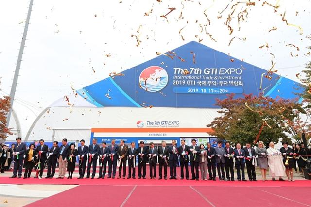 지난 2019년 10월 원주에서 열린 GTI국제무역투자박람회 개막식에서 최문순 지사와 국내외 바이어 등 참석자들이 기념 테이프를 자르고 있다. 강원도 제공