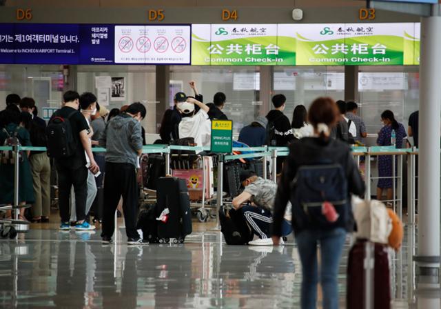 여행객들이 11일 오후 인천국제공항 제1여객터미널에서 출국하기 위해 줄을 서 있다. 정부는 신종 코로나바이러스 감염증(코로나19) 백신 접종 완료자에 한해 이르면 7월부터 싱가포르와 괌, 사이판 등 단체 해외여행을 허용하는 여행 안전 권역(트래블 버블)을 추진한다고 밝혔다. 뉴스1