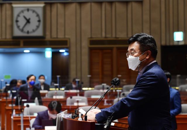 윤호중 더불어민주당 원내대표가 지난달 27일 국회에서 열린 부동산 관련 정책의원총회에서 발언하고 있다. 오대근 기자