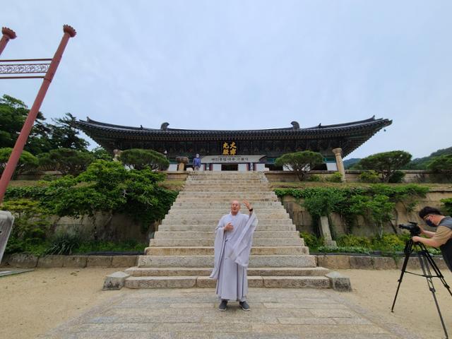 해인사 대적광전에 이르는 계단은 높고 가파르다. 깨달음에 이르는 길을 의미한다. 김민호 기자