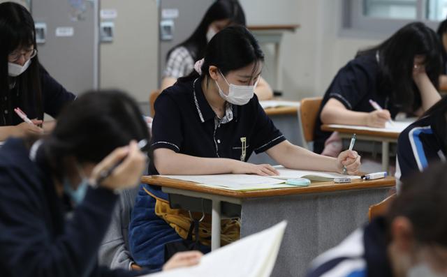 지난 3일 대전 서구 괴정고등학교에서 3학년 학생들이 전국연합학력평가를 치르고 있다. 뉴스1