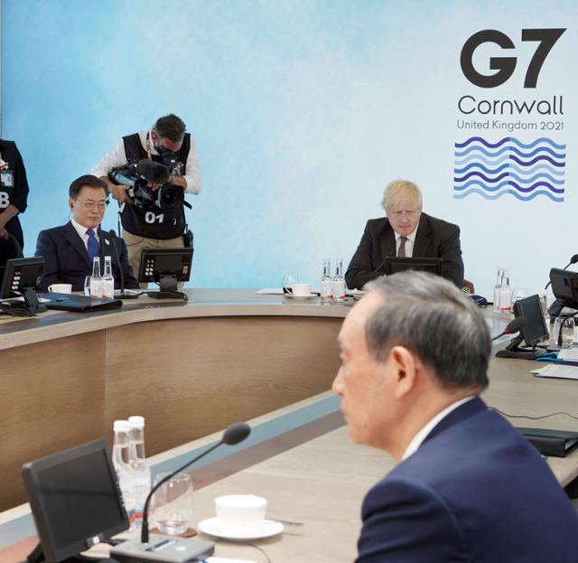 문 대통령은 '노마스크' 스가는 '마스크'…G7서 달랐던 한일 정상 - Vimarsana News
