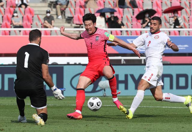 13일 오후 경기 고양시 고양종합운동장에서 열린 2022 국제축구연맹(FIFA) 카타르 월드컵 아시아지역 2차 예선 대한민국과 레바논 경기 후반전에 손흥민이 골키퍼 앞에서 드리블 돌파 시도를 하고 있다. 뉴스1