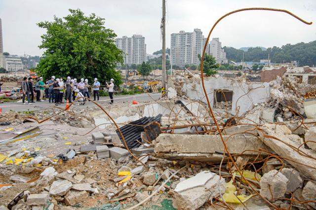 14일 오전 광주 동구 학동4구역 주택재개발 사업지에서 광주 동구청 건축과 공동주택관리계 직원과 건축사, 기술사, 현장관계자 등이 사고 현장을 안전 점검하고 있다. 뉴스1