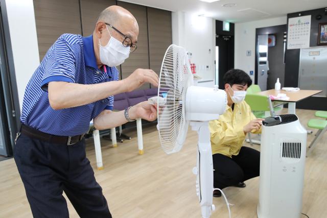 지난 11일 오후 서울 성동구 서울숲 경로당에서 구청 관계자 등이 재개관을 준비하고 있는 모습. 뉴스1