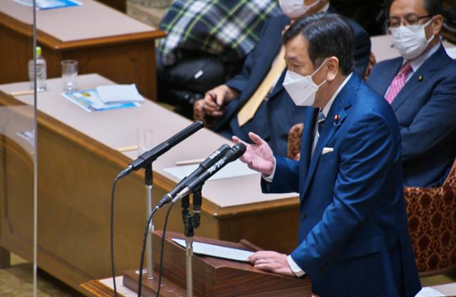 9일 오후 일본 국회에서 열린 당수토론에서 에다노 유키오 입헌민주당 대표가 스가 요시히데 총리와 토론하고 있다. 도쿄=UPI 연합뉴스