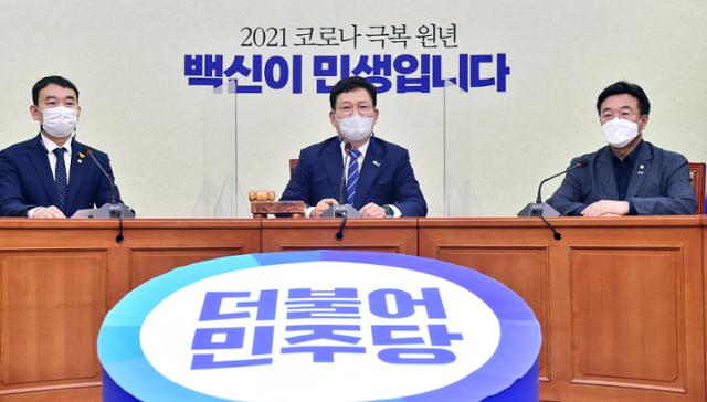 송영길(가운데) 더불어민주당 대표가 9일 국회에서 열린 최고위원회의에서 부동산 투기 의혹을 받은 소속 국회의원 12명 전원에 대해 탈당 권유 조치를 한 것과 관련해 "민주당이 지금까지 보여준 '내로남불'과 부동산 문제에 대한 불신을 해소하기 위한 불가피한 조치였다"고 밝혔다. 뉴스1