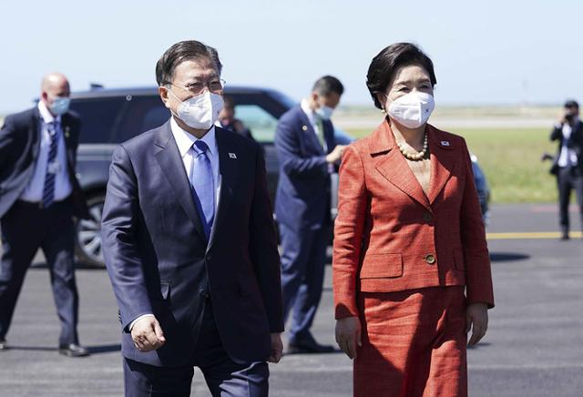 주요 7개국 정상회의 일정을 마무리한 문재인(왼쪽) 대통령과 부인 김정숙 여사가 13일 다음 순방지인 오스트리아로 떠나기 위해 영국 콘월 뉴키 국제공항에서 공군 1호기로 향하고 있다. 청와대 제공