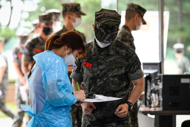 30세 미만 장병에 대한 코로나19 백신 접종이 시작된 7일 해병대사령부 실내체육관에서 장병이 백신 접종 전 사전 유의사항 교육을 받고 있다. 사진은 기사와 관련 없음. 국방부 제공