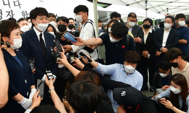 이준석 국민의힘 대표가 14일 오전 광주 동구청광장에 설치돼 있는 '광주 재개발 건물 붕괴 참사 희생자 합동분향소' 앞에서 취재진에게 발언하고 있다. 뉴시스