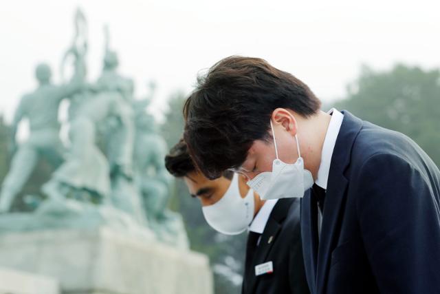 이준석 국민의힘 대표가 14일 대전 유성구 국립대전현충원을 찾아 현충탑에 참배하고 있다. 뉴스1