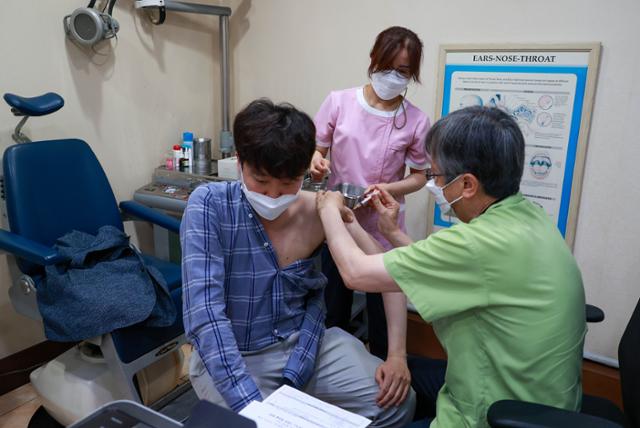 민방위 대원인 국민의힘 이준석 대표가 15일 오전 서울 노원구 한 병원에서 코로나19 얀센 백신을 접종하고 있다. 연합뉴스