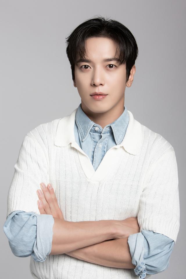 배우 정용화가 제대 후 여유로운 모습으로 돌아왔다. FNC 제공