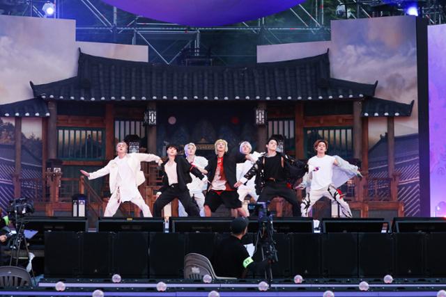 방탄소년단, 8주년 기념 팬미팅에 133만 팬 모였다 - Vimarsana News