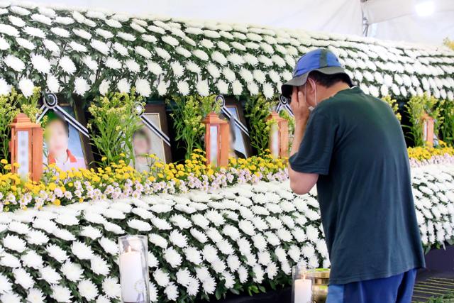 15일 오전 광주 동구청에 마련된 학동4구역 재개발 붕괴 참사 희생자 합동분향소에서 최연소 희생자 김군의 아버지가 오열하고 있다. 고교생 김군은 지난 9일 동아리모임을 위해 비대면수업인데도 학교를 찾았다가 52번 버스에 올라탄 뒤 끝내 돌아오지 못했다. 뉴스1