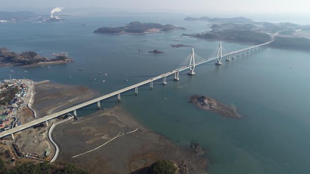 보령시 오천면 원산도와 태안군 안면도를 연결하는 원산안면대교. 보령시 제공