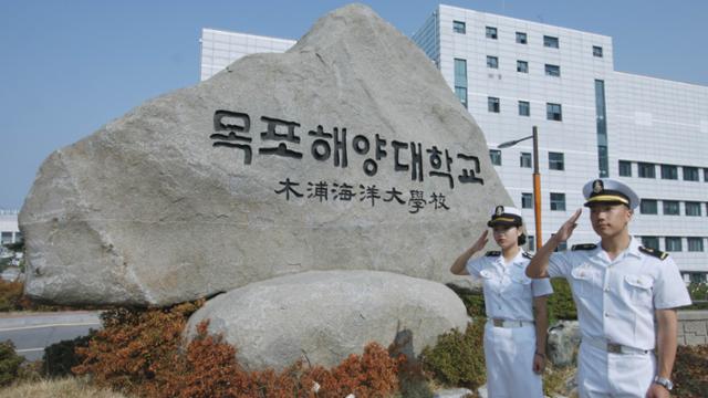 목포해양대 입구 앞에서 경례하는 학생들. 해당 사진은 기사와 관련 없음. 한국일보 자료사진