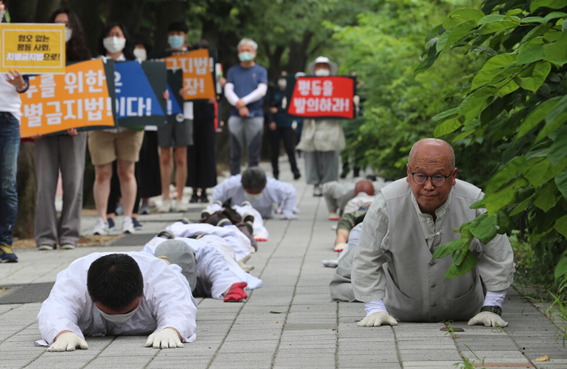 조계종 사회노동위원회, 차별금지법 제정연대 회원들이 지난 3월 18일 오후 서울 여의도 국회 앞에서 차별금지법 조속 제정 촉구를 위한 오체 투지를 하고 있다. 조계종 사노위 제공