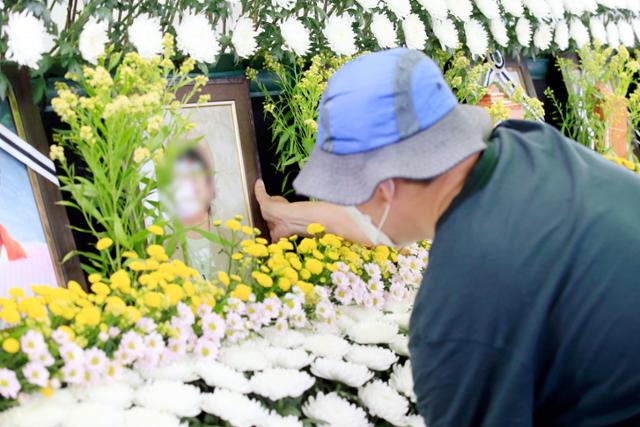 15일 오전 광주 동구청에 마련된 학동4구역 재개발 붕괴 참사 희생자 합동분향소에서 최연소 희생자 김군의 아버지가 오열하고 있다. 고교생 김군은 지난 9일 동아리모임을 위해 비대면수업인데도 학교를 찾았다가 52번 버스에 올라탄 뒤 끝내 돌아오지 못했다. 뉴스1