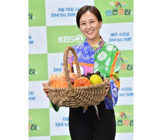 장윤정이 '랜선장터'의 온라인 제작발표회에 참석했다. KBS 제공