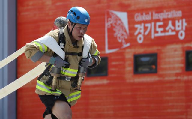 16일 오전 경기도 용인시 처인구 경기도소방학교에서 열린 2021 경기도 소방기술경연대회에서 최강소방관 분야에 참가한 소방관들이 각자 기량을 뽐내고 있다. 용인=뉴스1