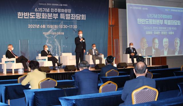 이재명 경기지사가 15일 서울 용산구 백범김구기념관에서 열린 좌담회에서 축사하고 있다. 연합뉴스