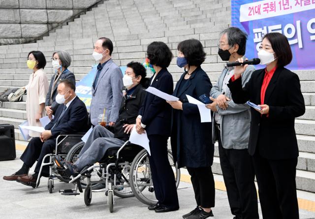 차별금지법제정연대와 더불어민주당 이상민 의원, 권인숙 의원, 장혜영 정의당 의원이 공동으로 ‘차별금지 평등법의 조속한 제정’을 촉구하는 기자회견을 지난달 31일 국회 본청 앞 계단에서 열고 있다. 배우한 기자