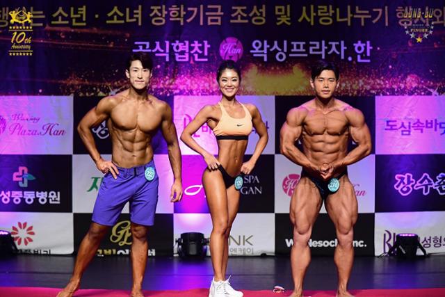 2019 대구시동구청장배 휘트니스 챔피언십에서 그랑프리를 수상한 선수들이 멋진 근육을 자랑하고 있다. 대구시동구보디빌딩협회제공