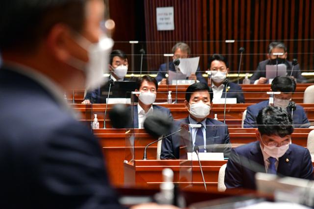 18일 오후 국회에서 열린 더불어민주당 정책 의원총회에서 김진표 부동산 특위 위원장이 윤호중 원내대표의 발언을 듣고 있다. 오대근 기자