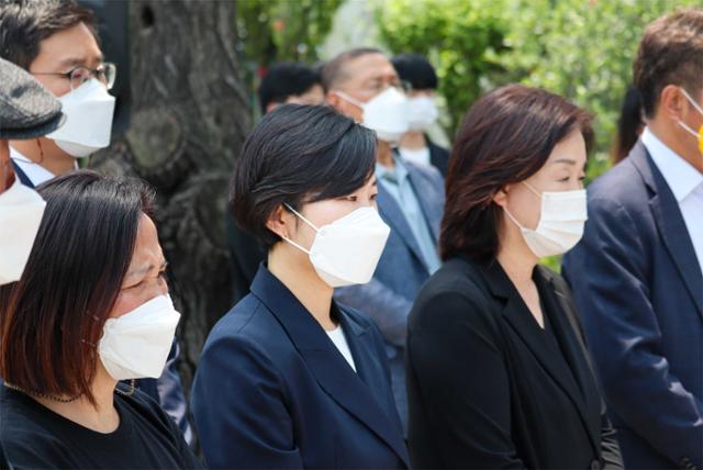 기본소득당 신지혜(왼쪽 두 번째) 상임대표가 9일 서울 종로구 정부서울청사 앞에서 열린 고(故) 이선호 청년노동자 49재에 참석하고 있다. 연합뉴스