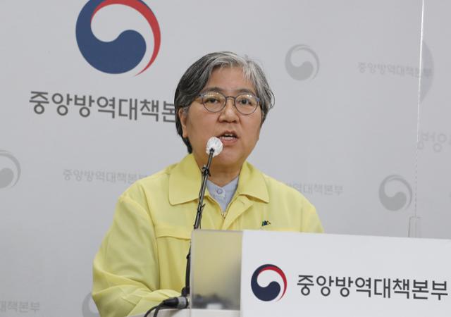 정은경 질병관리청장이 17일 오후 충북 청주시 질병관리청에서 열린 중앙방역대책본부 정례 브리핑에서 3분기 코로나19 예방접종 시행계획을 설명하고 있다. 충주=연합뉴스