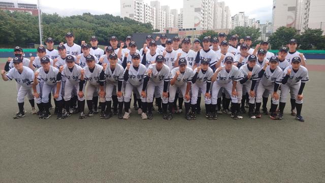 대구 상원고 야구부. 2023년 개교 100주년 축포를 쏘아올리기 위해 굵은 땀방울을 흘리고 있다. 박상은 기자