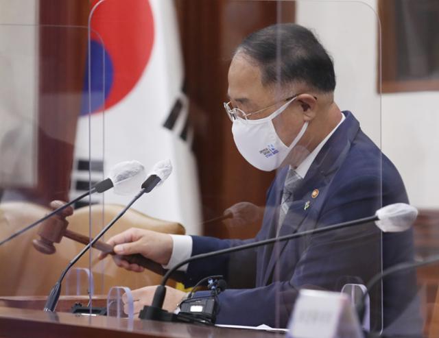 홍남기 경제부총리 겸 기획재정부 장관이 18일 서울 종로구 정부서울청사에서 열린 2021년도 제7차 공공기관 운영위원회에 참석해 회의를 개회하며 의사봉을 두드리고 있다. 뉴시스