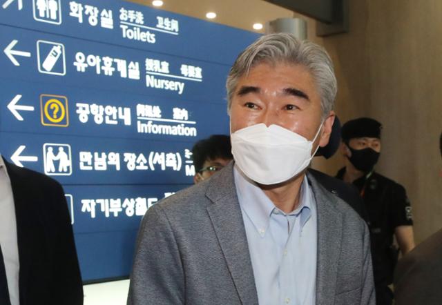 미국의 북핵 협상을 총괄하는 성 김 대북특별대표가 19일 오전 인천국제공항을 통해 입국하고 있다. 대표 임명 후 첫 방한이다. 뉴스1