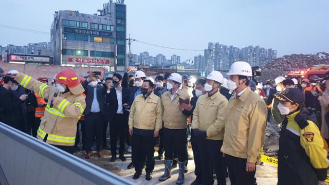 4월 30일 오후 서울 성북구 장위동 재개발지역의 한 9층짜리 건물 철거 현장에서 작업자 A씨가 추락해 구조대원들이 수색작업을 펼치고 있는 가운데 오세훈 서울시장이 현장을 점검하고 있다. 뉴시스