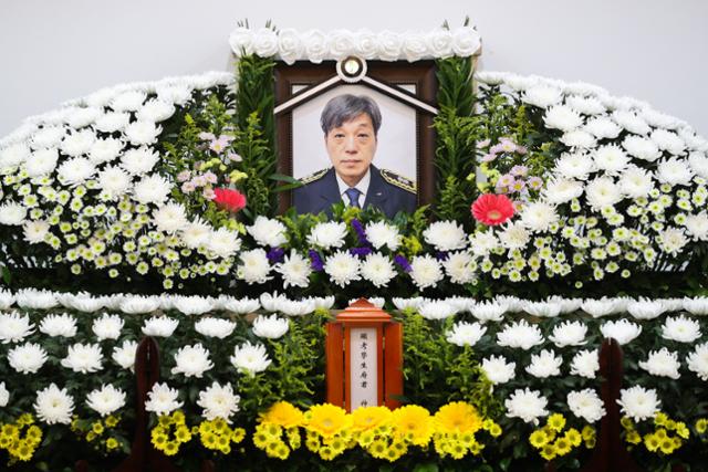 19일 오후 경기도 하남시 마루공원 장례식장에 쿠팡 덕평물류센터 화재 현장에서 순직한 경기 광주소방서 119구조대 김동식 구조대장 빈소가 마련돼 있다. 뉴스1