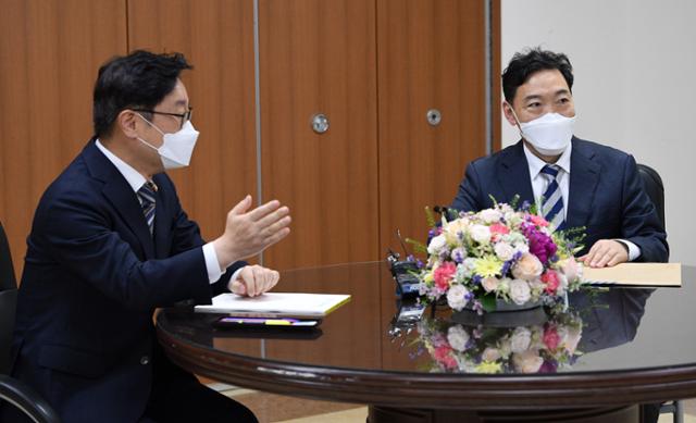 박범계(왼쪽) 법무부 장관이 검찰 고위 간부 인사에 대한 김오수 검찰총장의 의견을 듣기 위해 지난 3일 오후 서울 서초동 서울고검에서 김 총장을 만나고 있다. 뉴시스