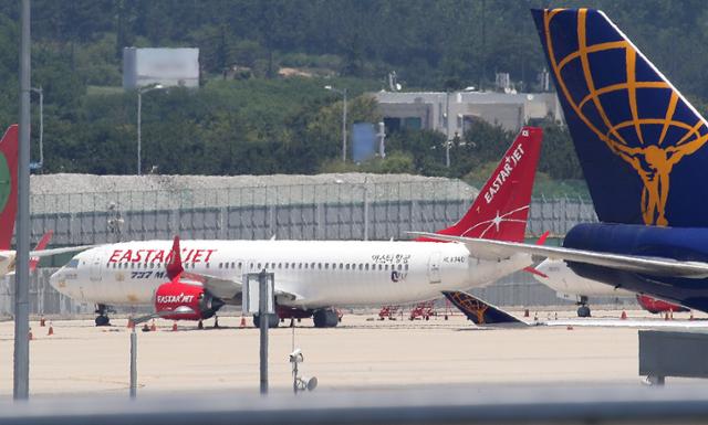 21일 인천국제공항 제1여객터미널 계류장에 이스타항공 여객기가 대기하고 있다. 뉴스1